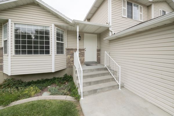 Cost of White Vinyl Siding Replacement in Snohomish